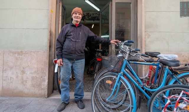 La storia di Tommaso, il "biciclettaio" che ripara da 53 anni le due ruote dei baresi